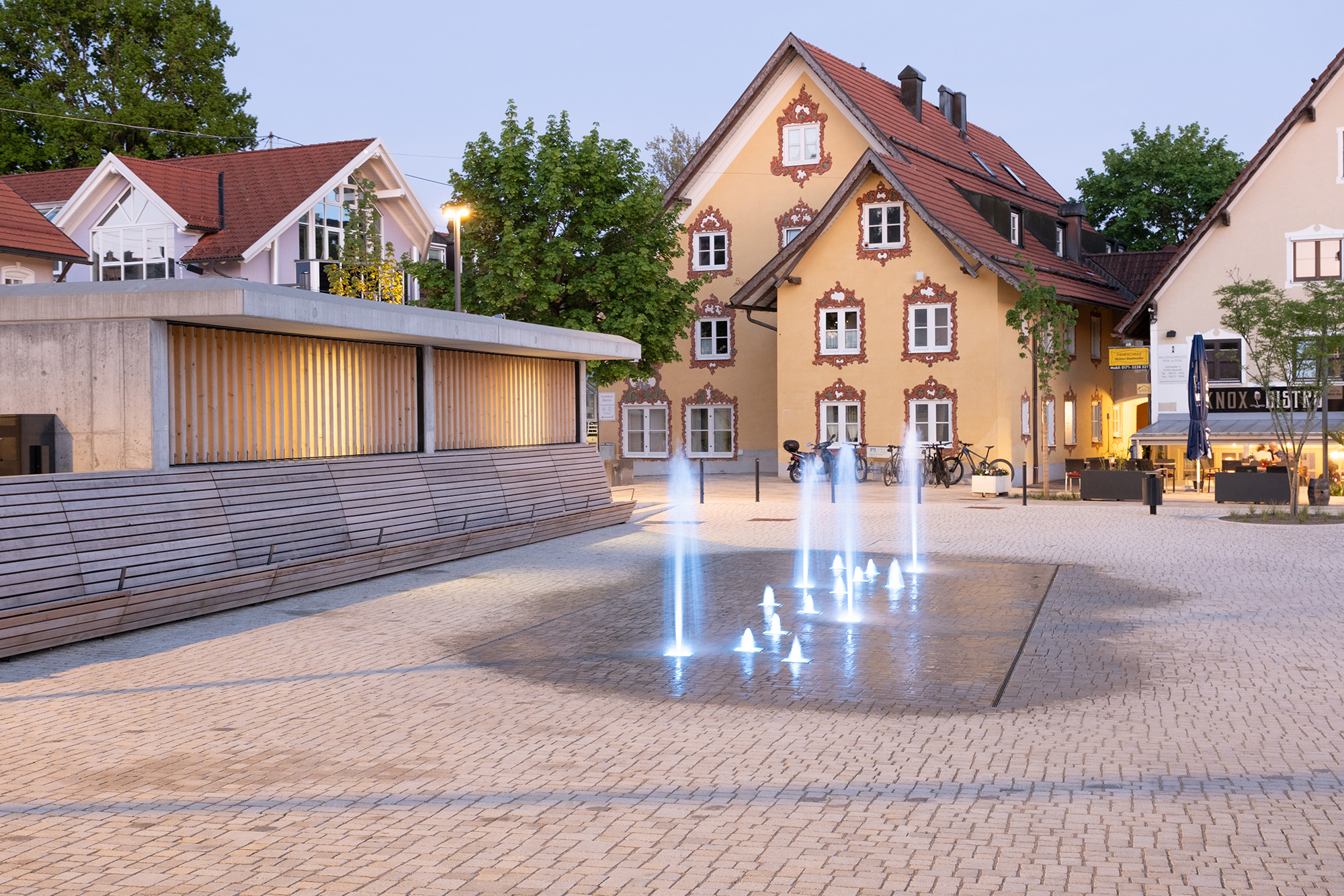 ALT_04_Wasserspiel beleuchtet